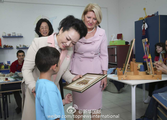 彭麗媛同塞爾維亞特殊教育學校學生互贈禮物
