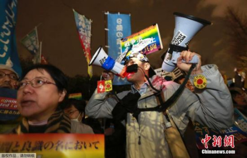 資料圖：日本民眾抗議安保法生效