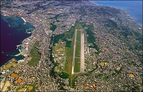 (圖四)普天間基地坐落在市中心，周圍全是居民區。(圖片來源：美國海軍)