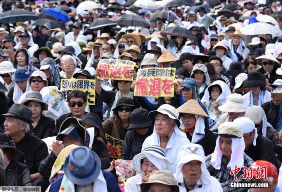 集會民眾通過決議，要求日本和美國政府向受害者家屬及全體沖繩縣民道歉、徹底關閉美軍普天間基地而不是在沖繩異地重建、徹底修改《日美地位協定》。