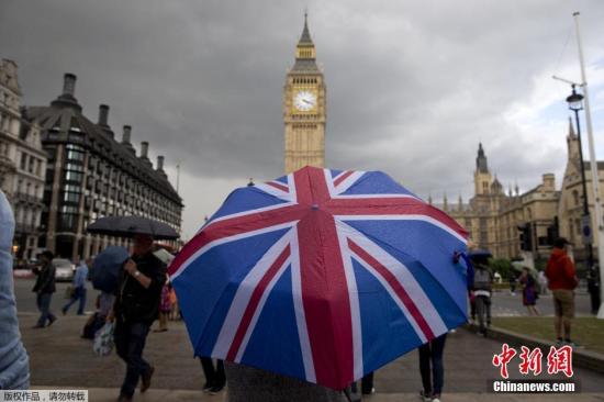 6月27日消息，據外媒報道，英國脫歐公投結果24日公布，51.9%的英國民眾投票贊成脫離歐盟，英國將成為歐盟成立以來第一個退出的成員。盡管公投選擇“脫歐”，但仍有大量英國人想“留下”。有民眾在英國議會網站發起請愿，呼吁舉行第二次公投，目前該請愿已獲得超過52萬人簽名支持。截至當地時間25日早間，這一請愿已經獲得超過52萬人簽名支持，這一數字已經達到國會考慮進行討論所需人數。而由于民眾對請愿相應踴躍，英國國會網站甚至一度癱瘓。另一方面，還有民眾發起請愿，呼吁倫敦獨立加入歐盟。