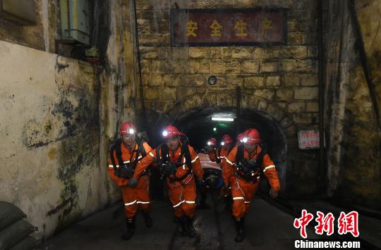 山西中村煤礦透水事故：凌晨的生命之光（圖）