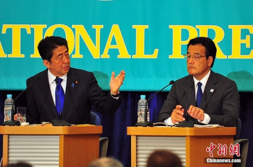 圖為日本首相安倍安倍與最大在野黨民進黨的黨首岡田克也。