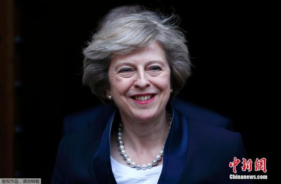 英國首相卡梅倫7月11日下午宣布，他將于本周三(7月13日)正式辭職，現(xiàn)任內(nèi)政大臣特雷莎·梅將接替他擔任英國首相。特雷莎·梅隨后發(fā)表講話稱，她非常榮幸能夠當選保守黨領袖并將出任英國首相，將以謙卑的姿態(tài)面對未來，努力團結全體國民，共同創(chuàng)造一個更加美好的英國。特蕾莎·梅今年60歲，曾在四任保守黨領袖手下任職，被稱為“四朝元老”，1997年當選國會議員，2010年起擔任內(nèi)政大臣。她擔任首相后，將成為繼撒切爾夫人之后英國歷史上第二位女首相。