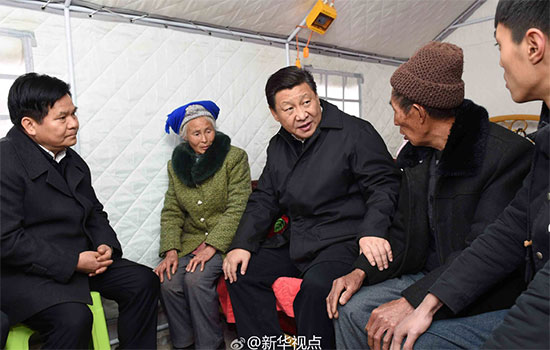 2015年1月19日，習近平視察云南魯甸地震災區，習近平走進鄒體富老倆口和孫子住的帳篷，吃飯、補助、新房規劃、收入來源……他問得十分仔細。
