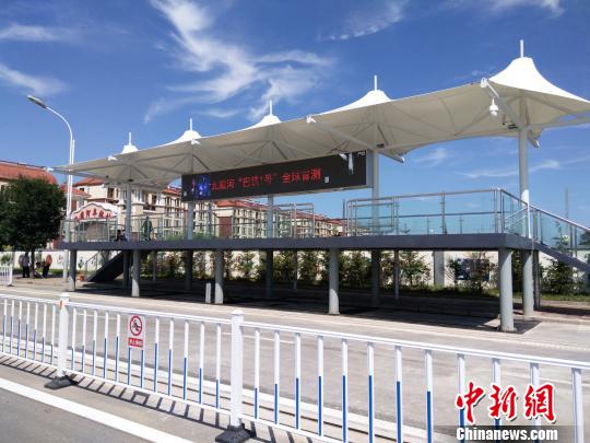 站臺的電子屏上仍顯示著“北戴河‘巴鐵1號’全球首測”的標語。　王天譯 攝