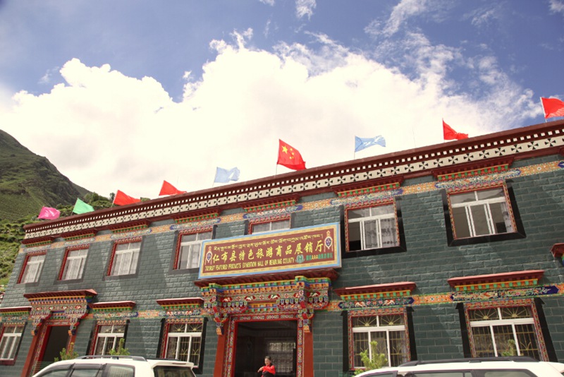 仁布縣特色旅游商品展銷廳，這個展廳將村民們的手工藝品進行集中展示和銷售，讓村民們安心在家制作手工藝品，而不擔心銷售的問題。