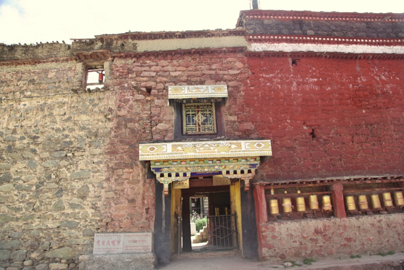 民俗旅游村的另一“古”,便是古寺,即有500多年歷史的嘠布久嘎寺。此為寺廟的大門。