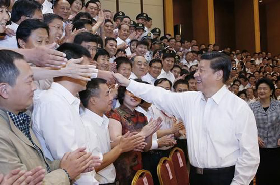 2013年8月,習(xí)近平在沈陽會(huì)見全國群眾體育先進(jìn)單位、先進(jìn)個(gè)人代表和全國體育系統(tǒng)先進(jìn)集體、先進(jìn)工作者代表。來源:新華網(wǎng)
