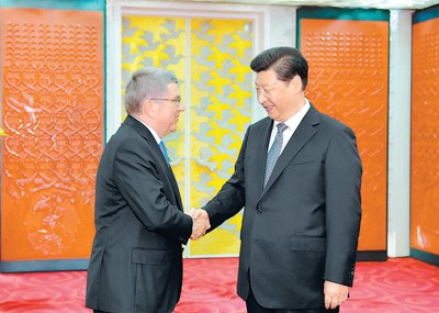 2015年8月22日,國家主席習(xí)近平在北京國家體育場會(huì)見國際奧委會(huì)主席巴赫。新華社記者 李濤 攝