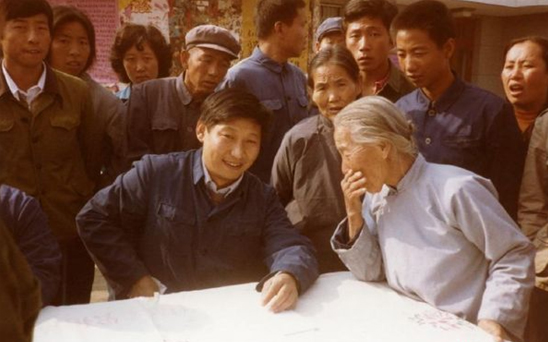 1983年，時任河北正定縣委書記的習近平，臨時在大街上擺桌子聽取民眾意見。（圖片來源：新華網）