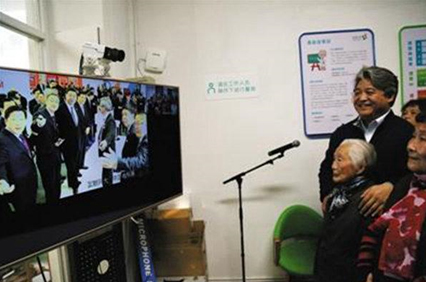 2015年12月16日，“互聯(lián)網(wǎng)之光”博覽會展館，習(xí)近平通過網(wǎng)絡(luò)攝像頭與烏鎮(zhèn)養(yǎng)老照料服務(wù)中心的老人視頻通話。（圖片來源：新華網(wǎng)）