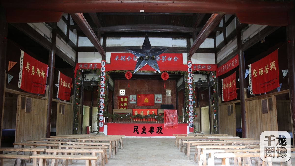 1.位于村莊中部的謝氏宗祠，便是當年“一蘇大會”召開的地方。會議結束后，這里成為臨時中央政府九部一局的辦公地點。新中國成立后，按照“一蘇大會”的場景和臨時中央政府的原貌，復原陳列并對外開放。簇擁著謝氏宗祠的，是16處革命舊居舊址，其中7處被列入國家級文物保護單位。 圖為第一次全國蘇維埃代表大會會址