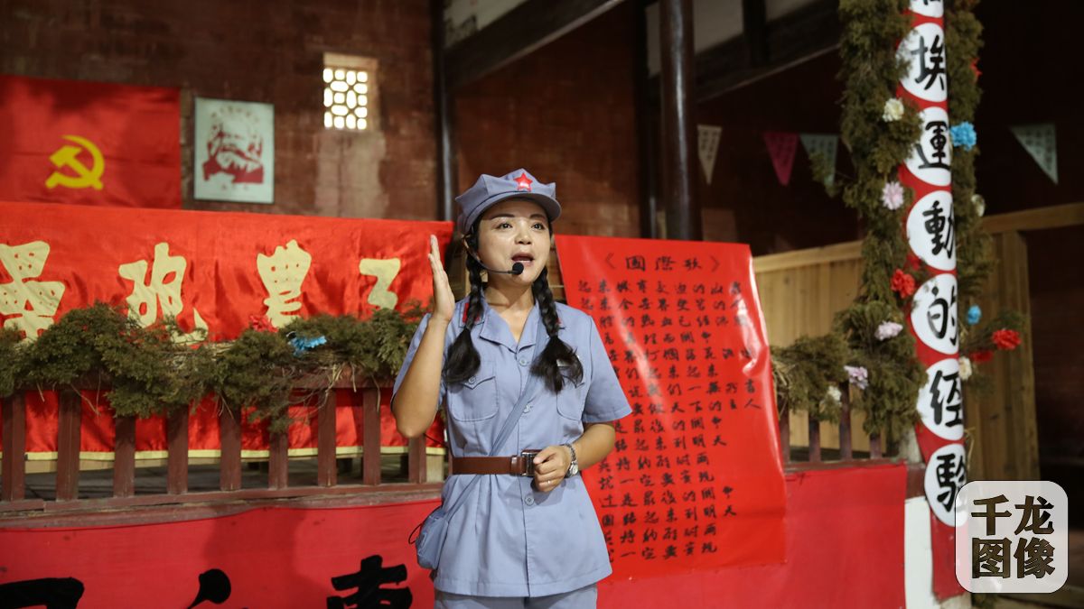 2講解人員介紹召開(kāi)第一次全國(guó)蘇維埃代表大會(huì)時(shí)的情景