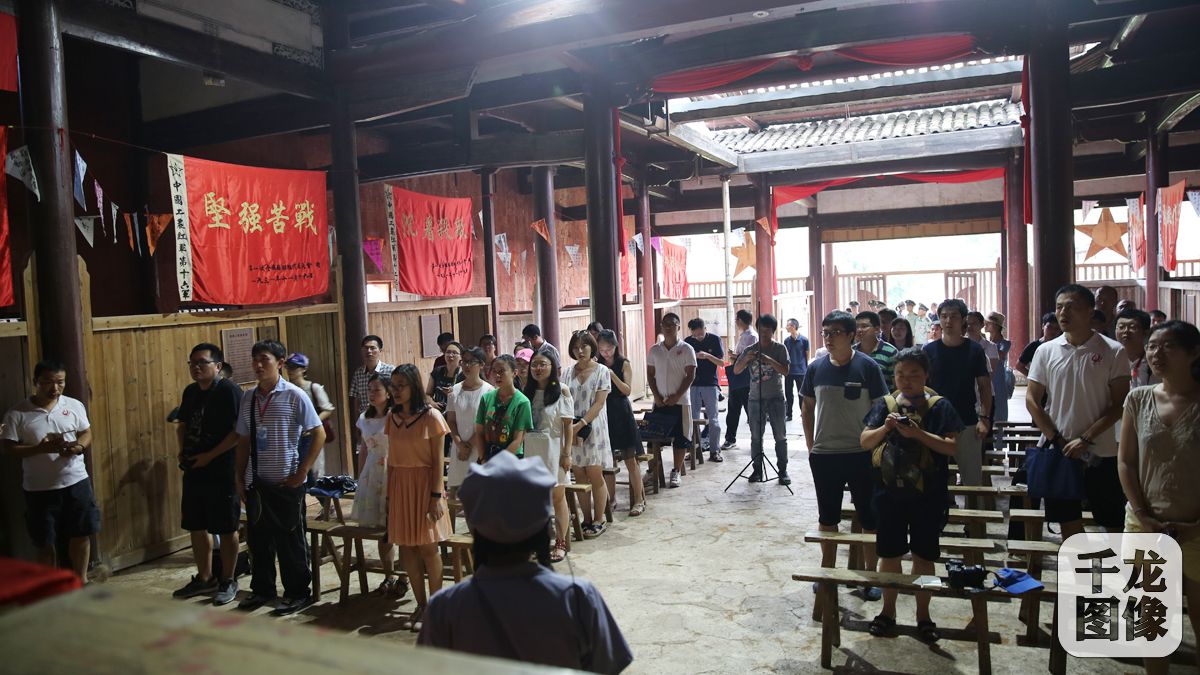 3.講解人員帶領(lǐng)參觀人員演唱國(guó)際歌。