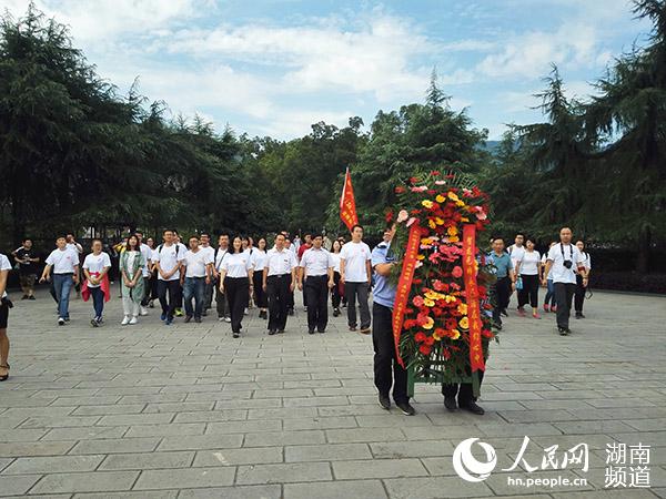 “長征路上奔小康”采訪團向賀龍元帥銅像敬獻花籃