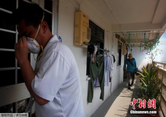 新加坡寨卡病毒蔓延進行滅蚊工作。