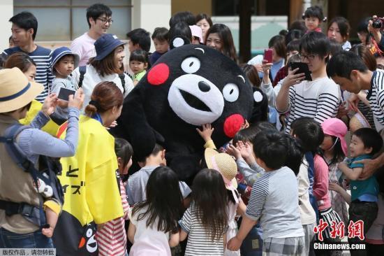 當地時間5月5日，日本著名的熊本熊在地震后3周首次亮相，它一出現就被小朋友們團團圍住。熊本熊是熊本縣營業部部長兼幸福部長，可謂是日本最著名的公務員。