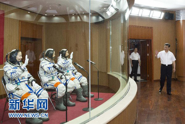 2013年6月11日，中共中央總書記、國家主席、中央軍委主席習(xí)近平來到酒泉衛(wèi)星發(fā)射中心航天員公寓問天閣，為即將出征的航天員聶海勝、張曉光、王亞平壯行。 新華社記者 李學(xué)仁 攝