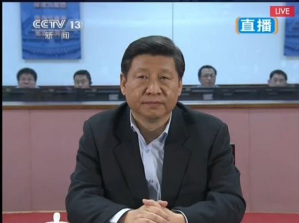 2013年12月15日習近平在北京航天飛行控制中心觀看嫦娥三號著陸器、巡視器互拍成像實況,習近平聚精會神地觀看顯示屏上的三維演示和各項參數,聆聽著擴音器里傳出的各項口令。(圖片來源:央視視頻截圖)