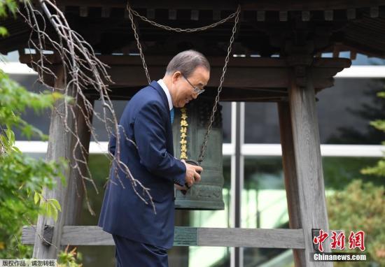 當(dāng)?shù)貢r(shí)間2016年9月16日，美國紐約，聯(lián)合國在總部舉行“敲響和平鐘”儀式，聯(lián)合國秘書長潘基文親自敲響和平鐘，好萊塢影星萊昂納德·迪卡普里奧出席儀式。