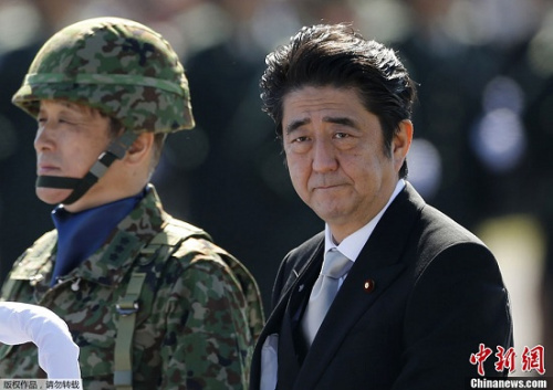 1 資料圖：2013年10月27日，日本自衛隊舉行閱兵式，日本首相安倍晉三親自檢閱了自衛隊。