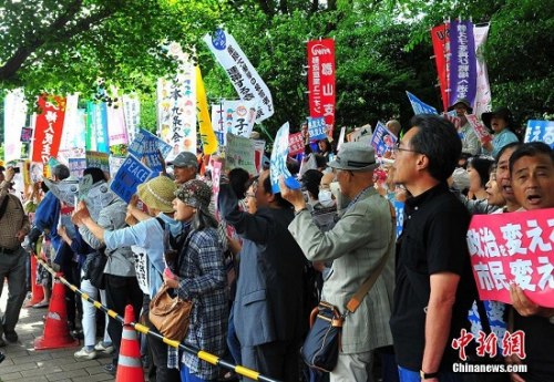 3 資料圖:2016年6月5日下午,數萬民眾聚集日本國會周邊舉行集會,抗議安倍政權經出臺新安保法解禁集體自衛權。