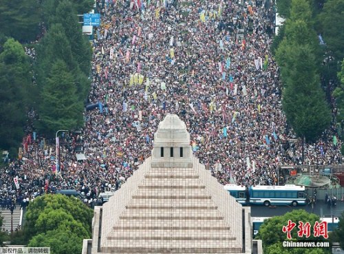 4 資料圖:2015年8月30日,12萬日本民眾到國會抗議安保法案。