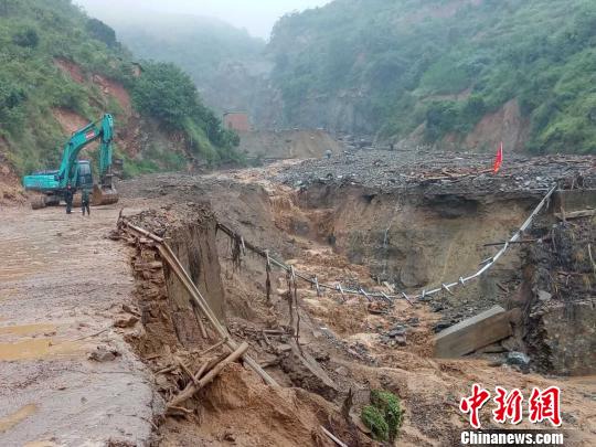 直擊攀枝花特大暴雨現(xiàn)場：100多米山體垂直垮塌