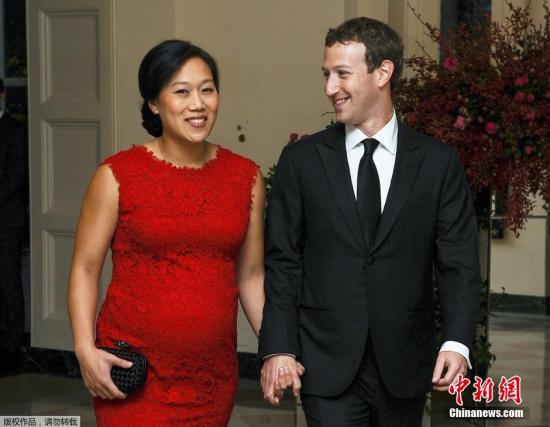扎克伯格與妻子。