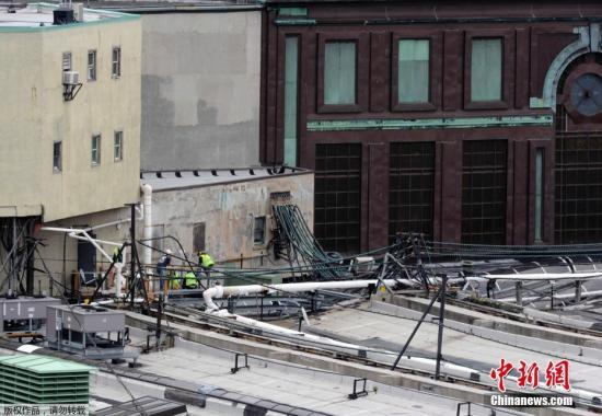 據(jù)外媒報道，美國新澤西州的重要交通樞紐霍博肯(Hoboken)日前發(fā)生列車脫軌重大交通事故，目前已知1人死亡外，受傷人數(shù)已增至114人。 據(jù)報道，美國新澤西州州長克里斯蒂(Chris Christie)表示，列車“高速”沖進(jìn)車站，“撞毀圍欄障礙，并撞進(jìn)火車站的內(nèi)墻。”圖為工作人員在事故現(xiàn)場進(jìn)行檢查。