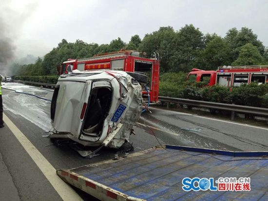 成綿廣高速5車相撞起火燃燒4人死亡3人受傷
