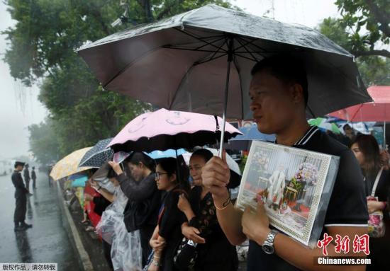 當地時間10月16日，泰國民眾持續悼念已逝的泰國國王普密蓬。