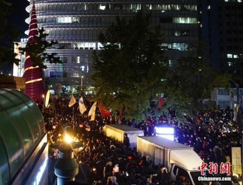  兩萬名韓國民眾及民間團(tuán)體人士在首爾市中心舉行燭光集會，譴責(zé)“親信干政事件”給韓國社會帶來的不良影響，要求總統(tǒng)樸槿惠對此事負(fù)責(zé)。圖為集會現(xiàn)場。<a target=&apos;_blank&apos; href=&apos;http://www.chinanews.com/&apos;><p align=