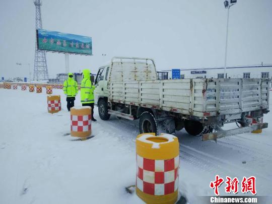 新疆哈巴河縣現(xiàn)暴雪天氣降雪持續(xù)近30個(gè)小時(shí)（圖）