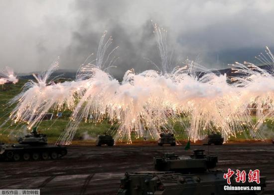 當地時間8月25日，日本自衛隊在富士山附近的Higashifuji軍事訓練基地展開一年一度的軍事演習。圖為日本自衛隊裝甲部隊進行實彈射擊訓練。