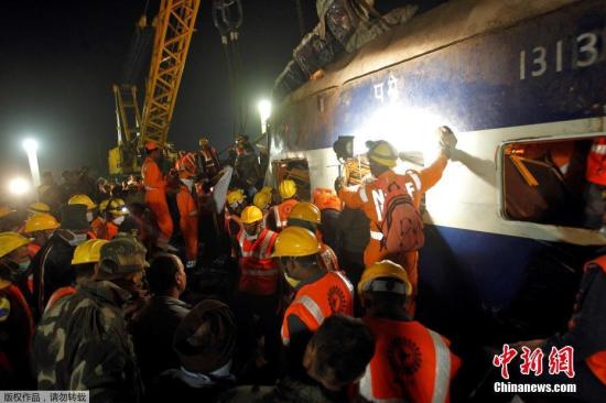 當地時間11月20日，印度北部發生快速列車出軌事件，目前已經造成至少142人喪生和超過200人受傷，這也是印度老舊鐵路系統近年最嚴重災難，救難人員還在列車殘骸中搜尋生還者。