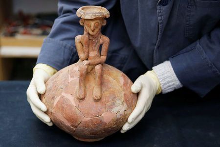 以色列出土罕見古代雕像 造型酷似《思想者》