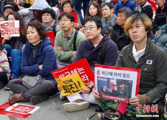 11月19日，韓國首爾爆發“親信干政”事件后的第四輪大規模集會。