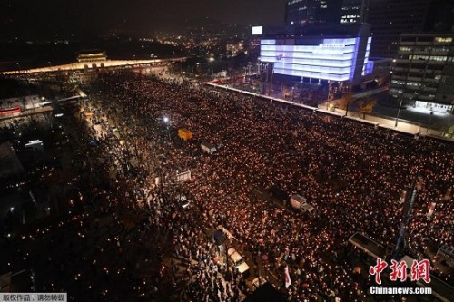 當地時間11月26日,韓國民眾舉行要求總統樸槿惠下臺的第五輪集會。