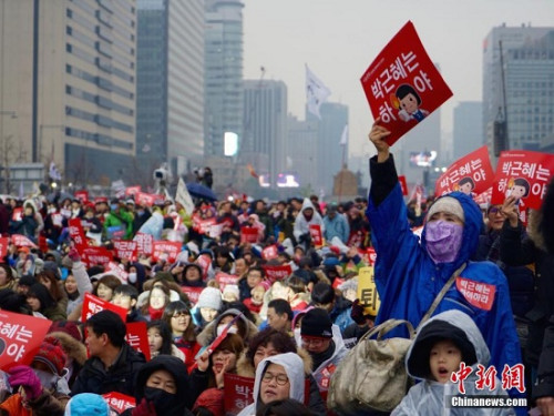  11月26日，韓國爆發(fā)“親信干政”事件后第五輪大規(guī)模集會。