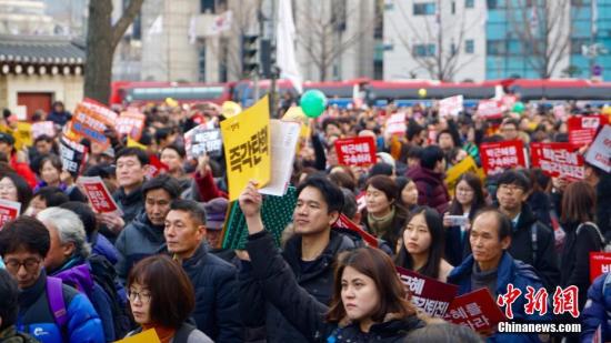 12月3日，韓國爆發(fā)“親信干政”事件后第六輪大規(guī)模集會。