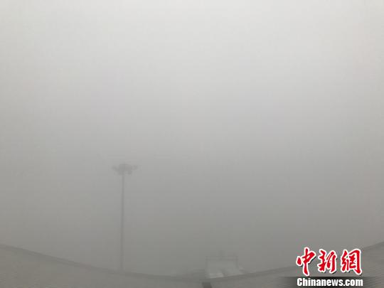 烏魯木齊機(jī)場(chǎng)受凍霧影響滯留旅客4500余人（圖）