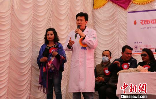中醫藥“一帶一路”尼泊爾健康行在加德滿都舉行。圖為中華醫院院長致辭。　張晨翼　攝