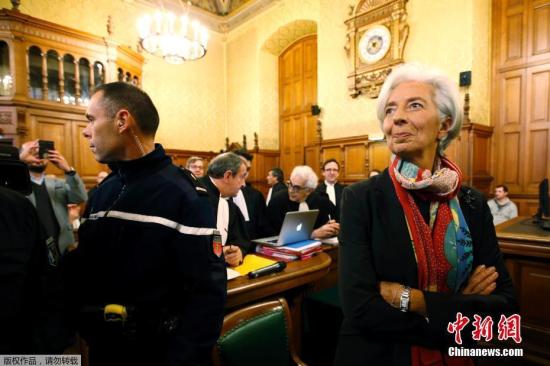 當地時間2016年12月12日，法國巴黎，國際貨幣基金組織（IMF）總裁拉加德12日在法國巴黎法庭出庭，拉加德被指控在擔任法國財長期間存在瀆職行為。