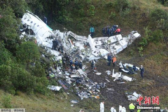 當地時間11月29日，一架載有81人的客機CP2933在從玻利維亞飛往哥倫比亞麥德林國際機場的途中墜毀。墜毀客機上包括來自巴西沙佩科恩斯足球俱樂部(Chapecoense)的球員，原定于30日在哥倫比亞麥德林與與國民競技隊比賽。圖為墜機現場。