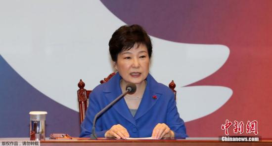 當地時間12月9日，韓國首爾，韓國國會通過總統彈劾案后，樸槿惠與韓國總理黃教安一起現身，與國務委員會面交談。