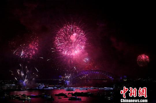 悉尼跨年慶典煙火炫麗綻放。　賴海隆 攝