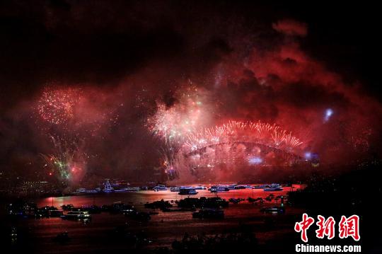悉尼跨年慶典煙火炫麗綻放。　賴海隆 攝