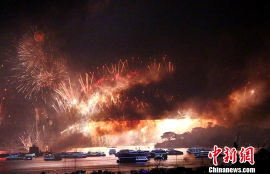 悉尼跨年慶典煙火炫麗綻放。　賴海隆 攝